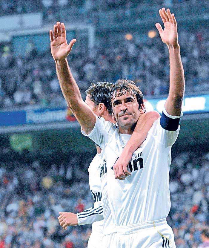 Raúl coge a Roberto Carlos en partidos de Champions