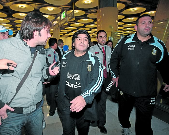 Maradona aterrizó en Madrid mudo y con siete jugadores