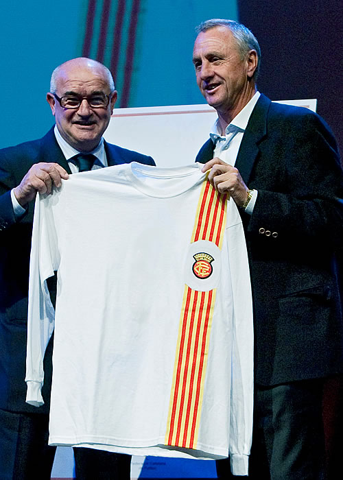 Cruyff se rodea de ex barcelonistas y de españolistas en activo