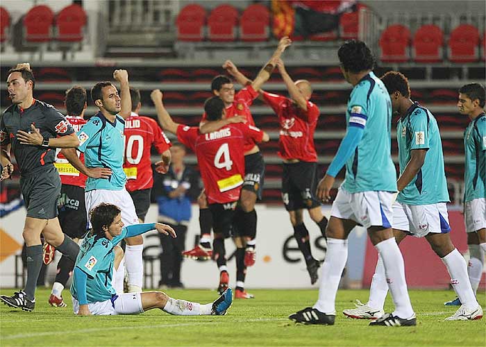 El Almería no pudo evitar la sexta victoria del Mallorca en el Ono Estadi