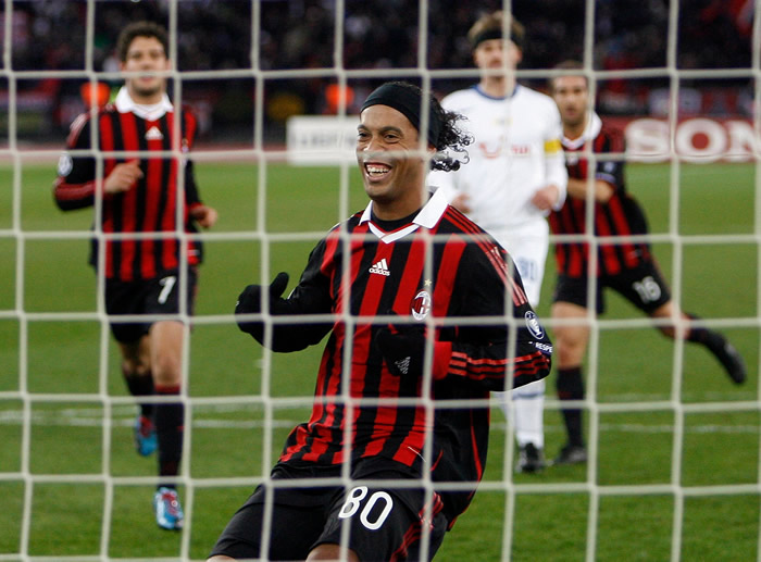 Ronaldinho saca la cara por el Milán en Zúrich
