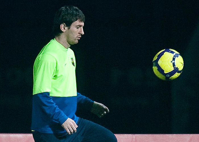 Messi se entrenó sin problema, pero no apunta a titular