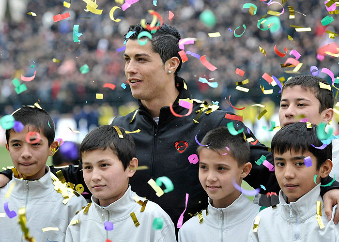 Cristiano Ronaldo congrega a más de 20.000 aficionados en Tashkent