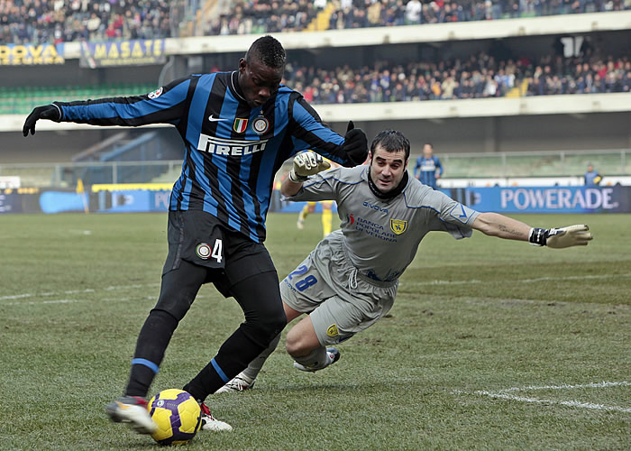 Balotelli afianza el liderato del Inter
