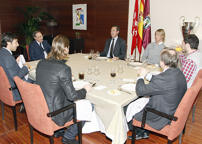 Florentino y los capitanes del Madrid acuerdan las primas por títulos