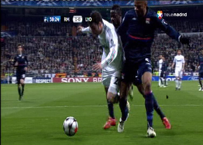 El Madrid reclamó un posible penalti a Higuaín