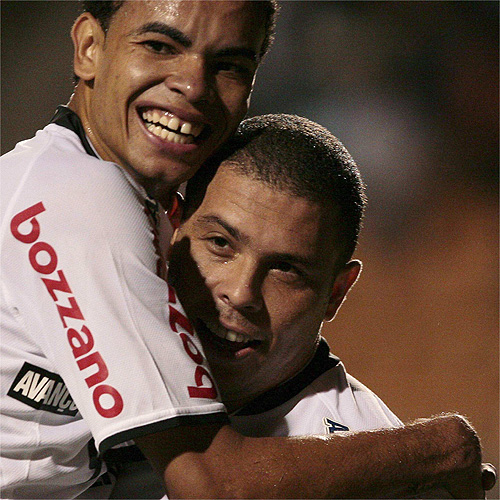 El Corinthians se acerca a octavos con un gol de Ronaldo y el Porteño se despide