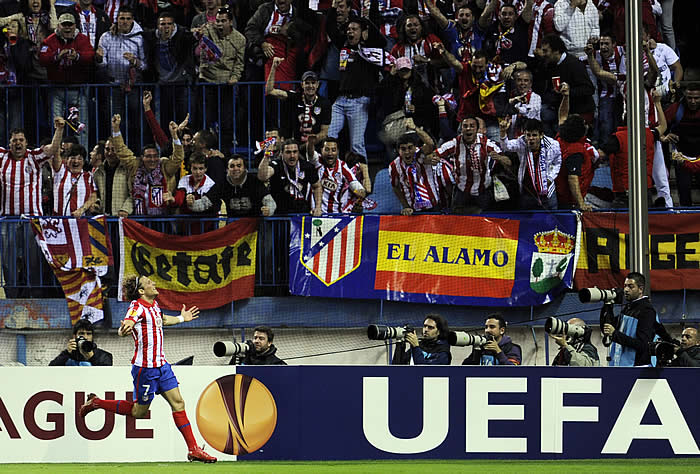 Forlán pone la final a un paso