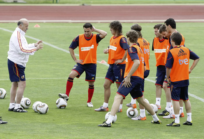 Del Bosque prepara a España para jugar con un solo punta