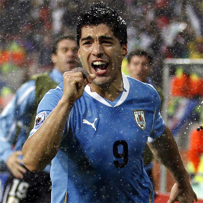 Luis Suárez lleva a Uruguay a cuartos 40 años después