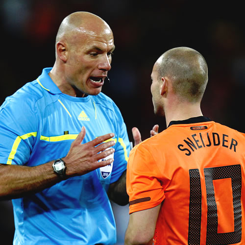 Sneijder acusa al árbitro de "robar" a Holanda