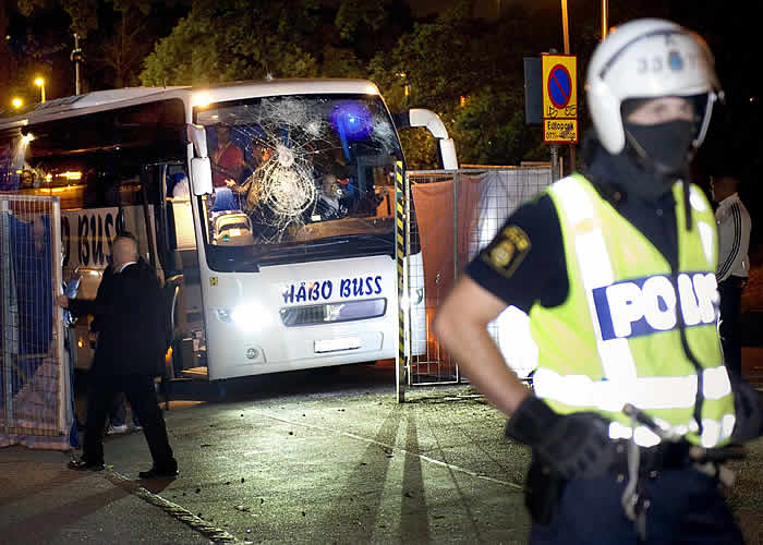 Apedreado el autobús del Levski Sofía por aficionados del AIK Estocolmo