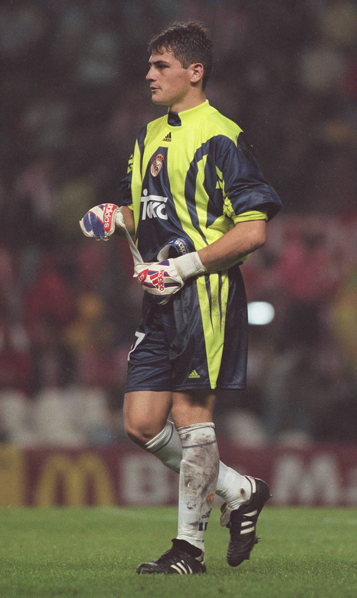 Casillas cumple hoy veinte años como portero blanco