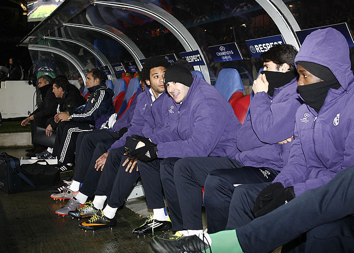 "Mamá, papá, no vengáis que no juego de titular"