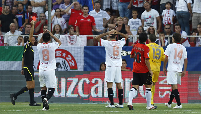 Al Sevilla le expulsan más y le pitan más penaltis a favor