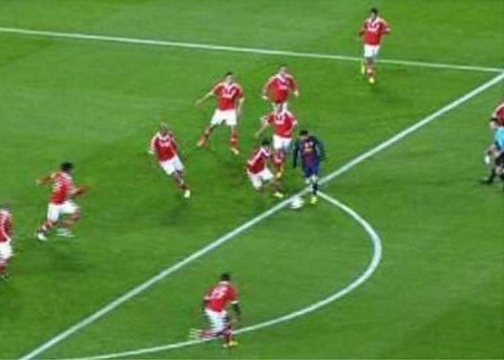 Messi, asediado por los diez jugadores de campo del Benfica