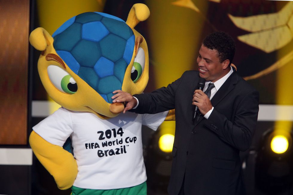 Ronaldo goleó a Fuleco, la mascota del Mundial 2014