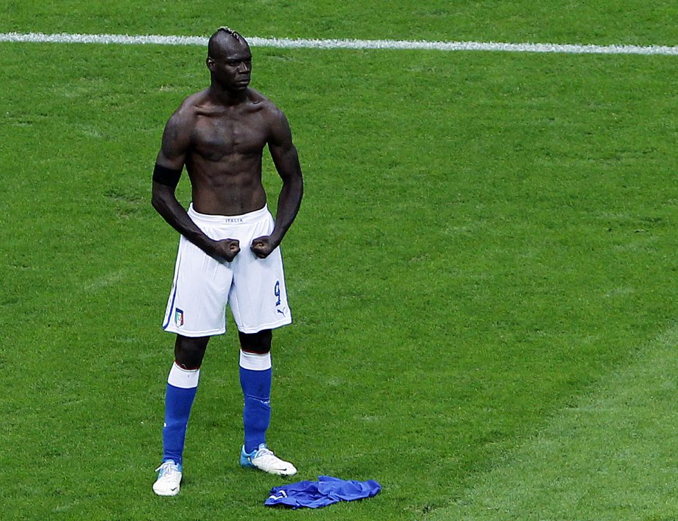 Balotelli encarga una estatua de sí mismo con su pose de la Euro