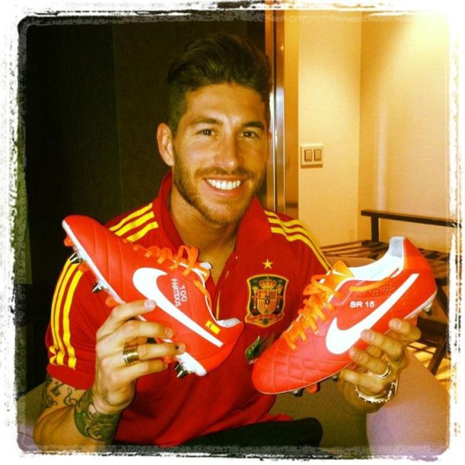 Ramos celebra sus 100 partidos en la 'Roja' con botas nuevas