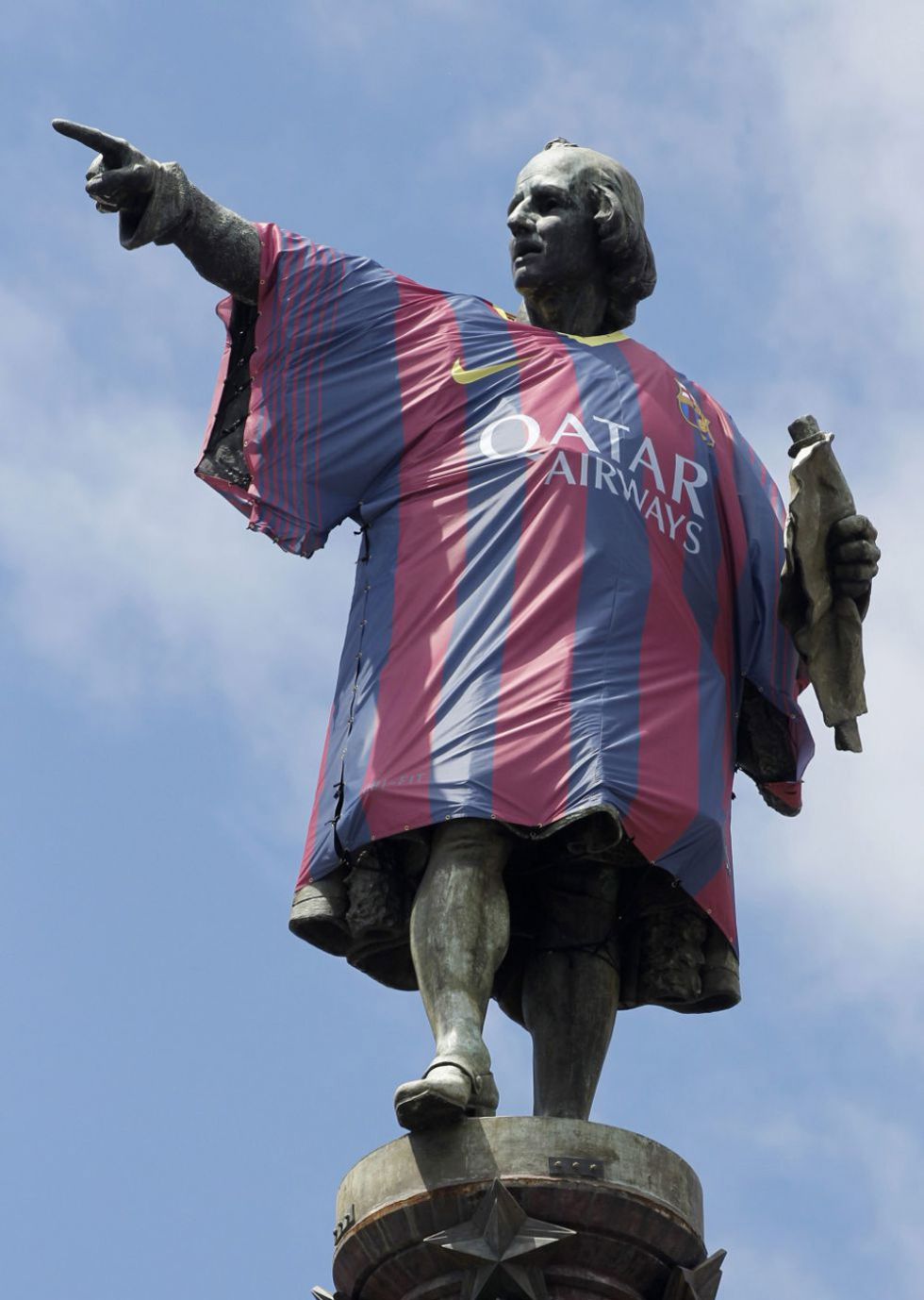 Retiran la camiseta del Barça de la estatua de Colón