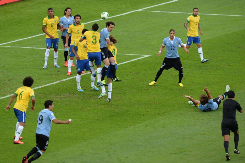 Osses acertó al pitar el penalti de David Luiz a Lugano