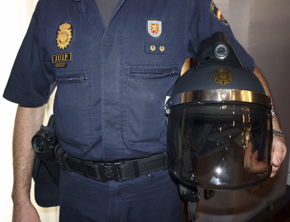 La Policía usará cascos con cámara en los estadios