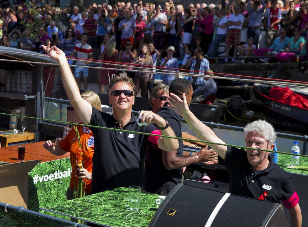 Van Gaal participa en el desfile gay anual de Ámsterdam