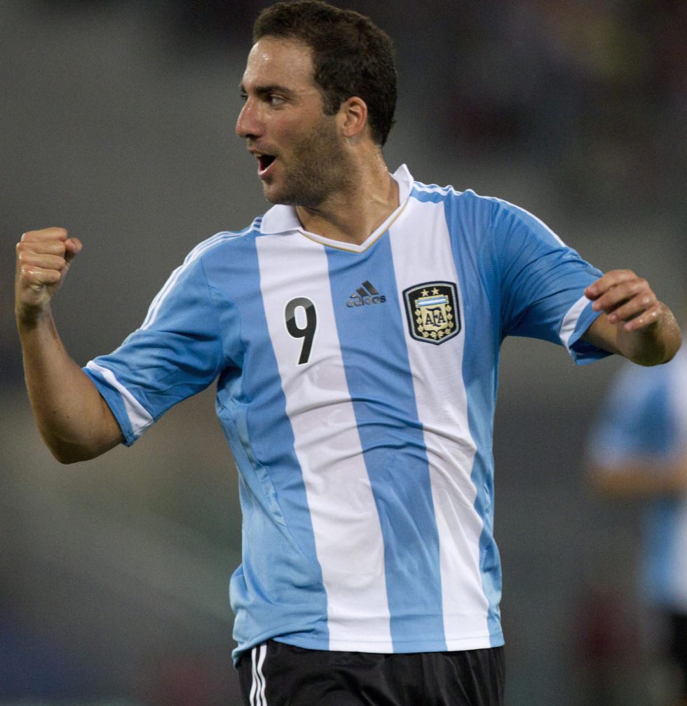 Higuaín y Banega dan la victoria a Argentina ante Italia
