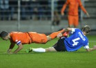Van Persie salva a Holanda de penalti dudoso en el descuento