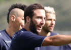 Higuaín y Callejón, titulares en un duelo de equipos aspirantes