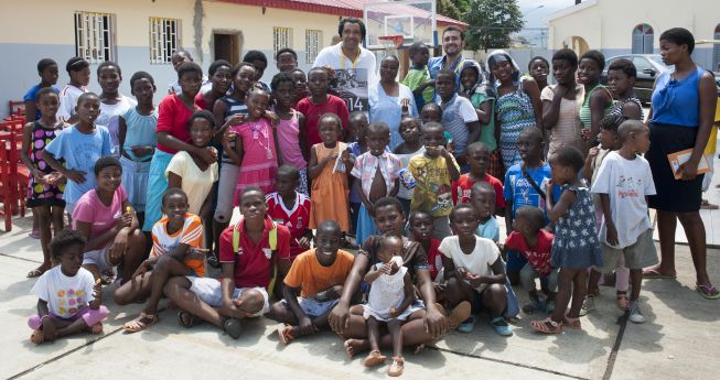 Партия Гвинеи-Испании пришли в детский дом в Малабо