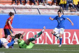 España empata ante Italia y
tiene pie y medio en el Mundial