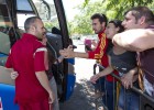 Decenas de aficionados reciben a la Selección en Sevilla