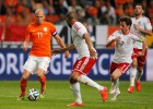 Robben lidera el triunfo de Holanda y Van Persie se lesiona