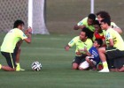 Neymar arropó a un niño que saltó al entrenamiento