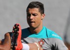 Cristiano se retira de la sesión con hielo en la rodilla tocada