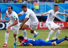 Otro gol-milagro de Godín mete a Uruguay y elimina a Italia