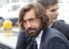 Una decena de hinchas recibe a Italia y Pirlo ofrece continuar