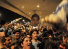 Cientos de hinchas acudieron a recibir a Suárez en Uruguay