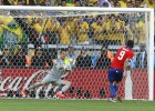 Brasil sobrevive en los penaltis