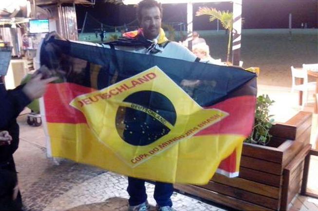En Copacabana puedes comprar la 'nueva bandera' de Brasil 
