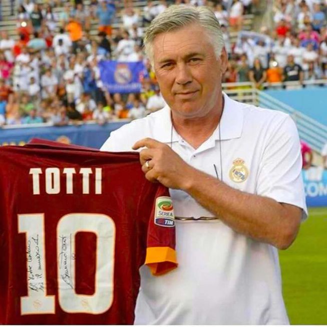 Totti le regala una camiseta a Carlo Ancelotti AS.com