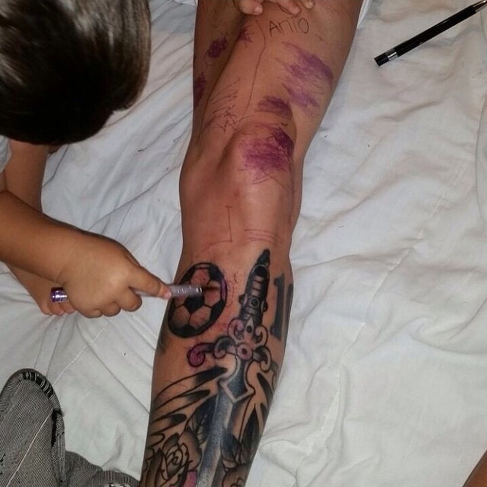 El Hijo De Leo Messi Le Pinta Un Tatuaje En La Pierna De Oro Ascom
