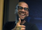 Dunga recupera a Dani Alves pese a sus desacuerdos