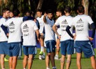 Martino duda entre Pastore y Éver Banega contra Paraguay