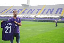 La Fiorentina presenta a Verdú con el 21 "en honor a Jarque"