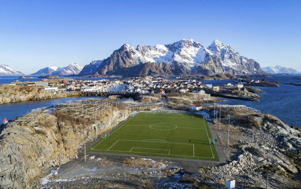 18. Impresionante vista del estadio de fútbol de Henninsvaer FC en las islas Lofoten, al norte de Noruega dentro del Círculo Polar Ártico.