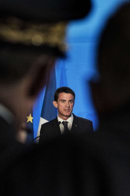 Valls sale en defensa de Platini, en quien confía "plenamente"