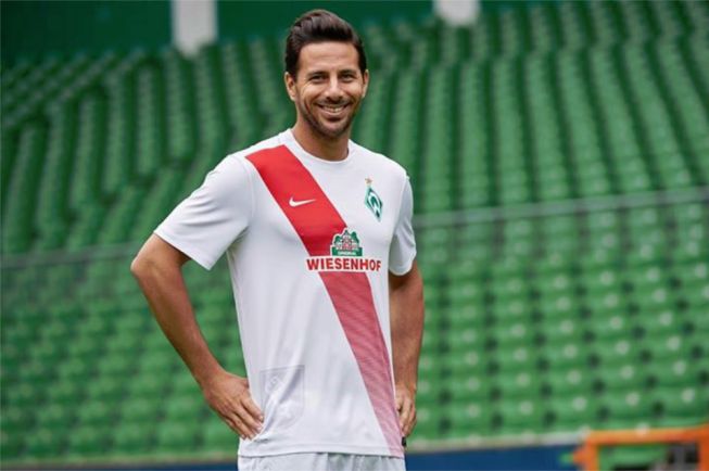 Pizarro presentó una camiseta del Bremen similar a la de Perú