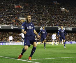 Benzema celebra el 0-1 del Real Madrid al Valencia